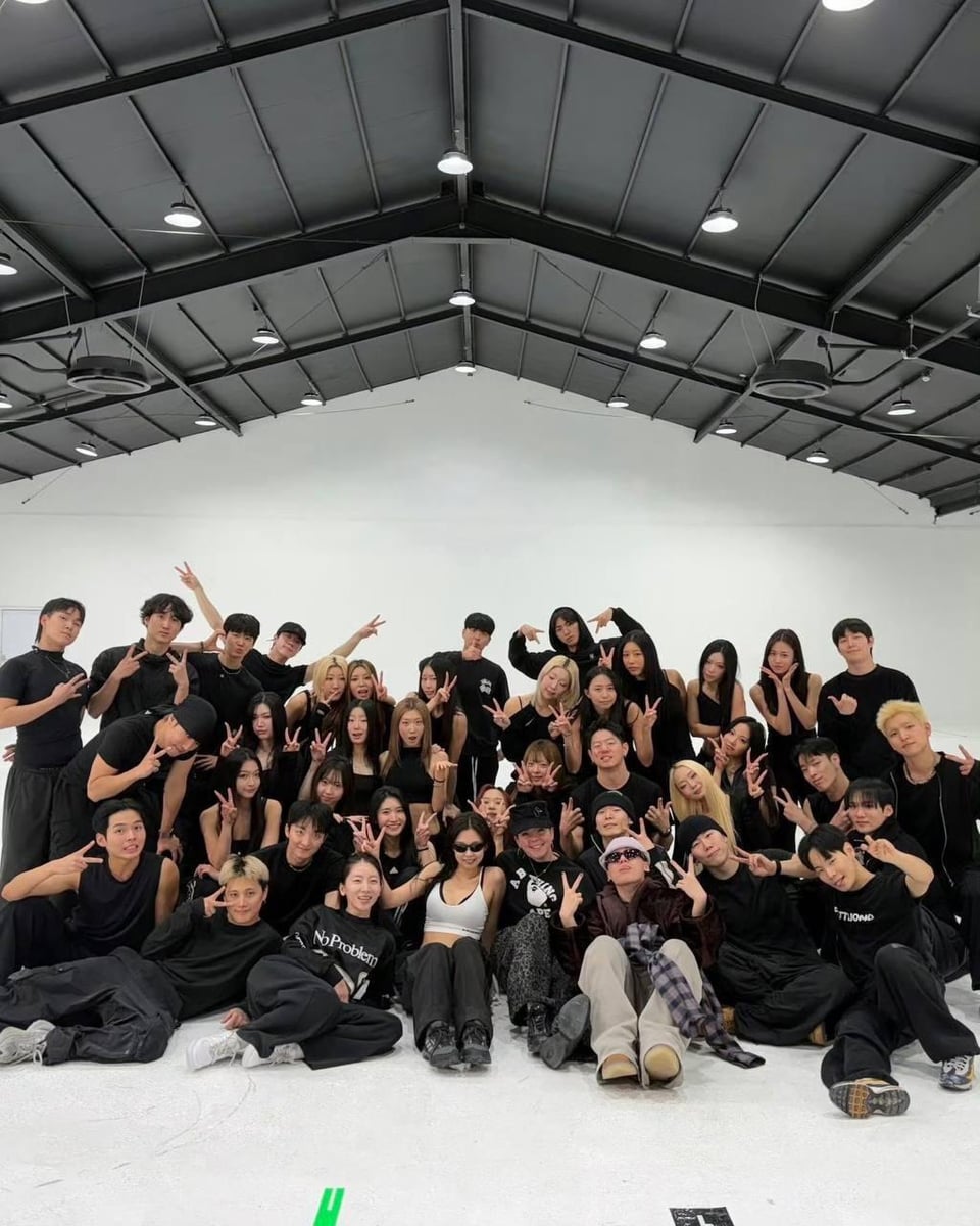 260110 Team Jennie snaps photos after successful MMA and GDA performances