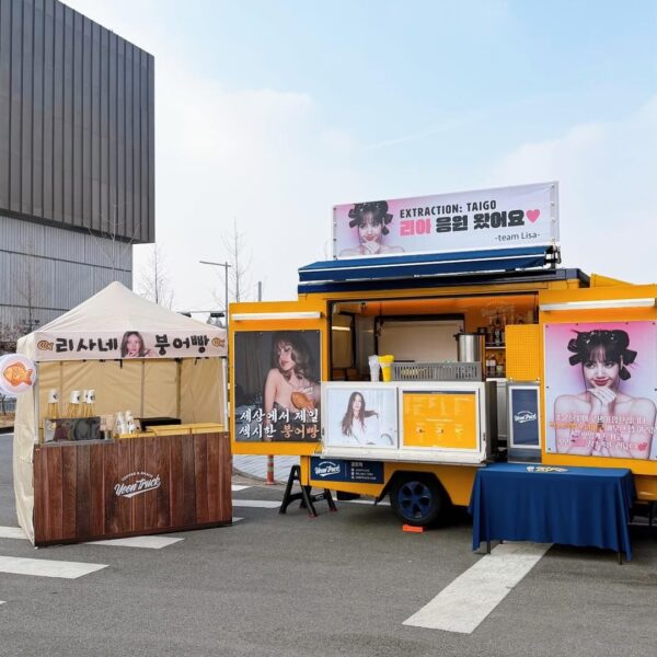 260104 Maeng & Jang (Team Lisa) sent Lisa a food truck to the set of ‘TYGO’