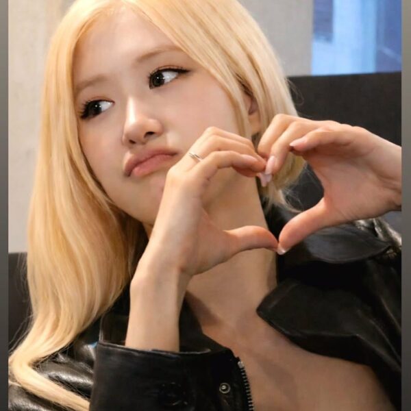 260211 ROSÉ made a surprise appearance at the final stop of her birthday scavenger hunt — a birthday celebration organized by Number Ones at a café in Seoul!