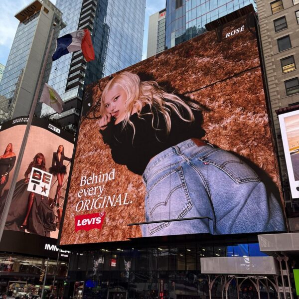 ROSÉ x LEVI’S Billboard in NYC