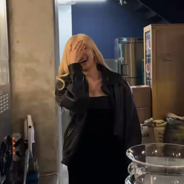 260211 ROSÉ made a surprise appearance at the final stop of her birthday scavenger hunt — a birthday celebration organized by Number Ones at a café in Seoul!