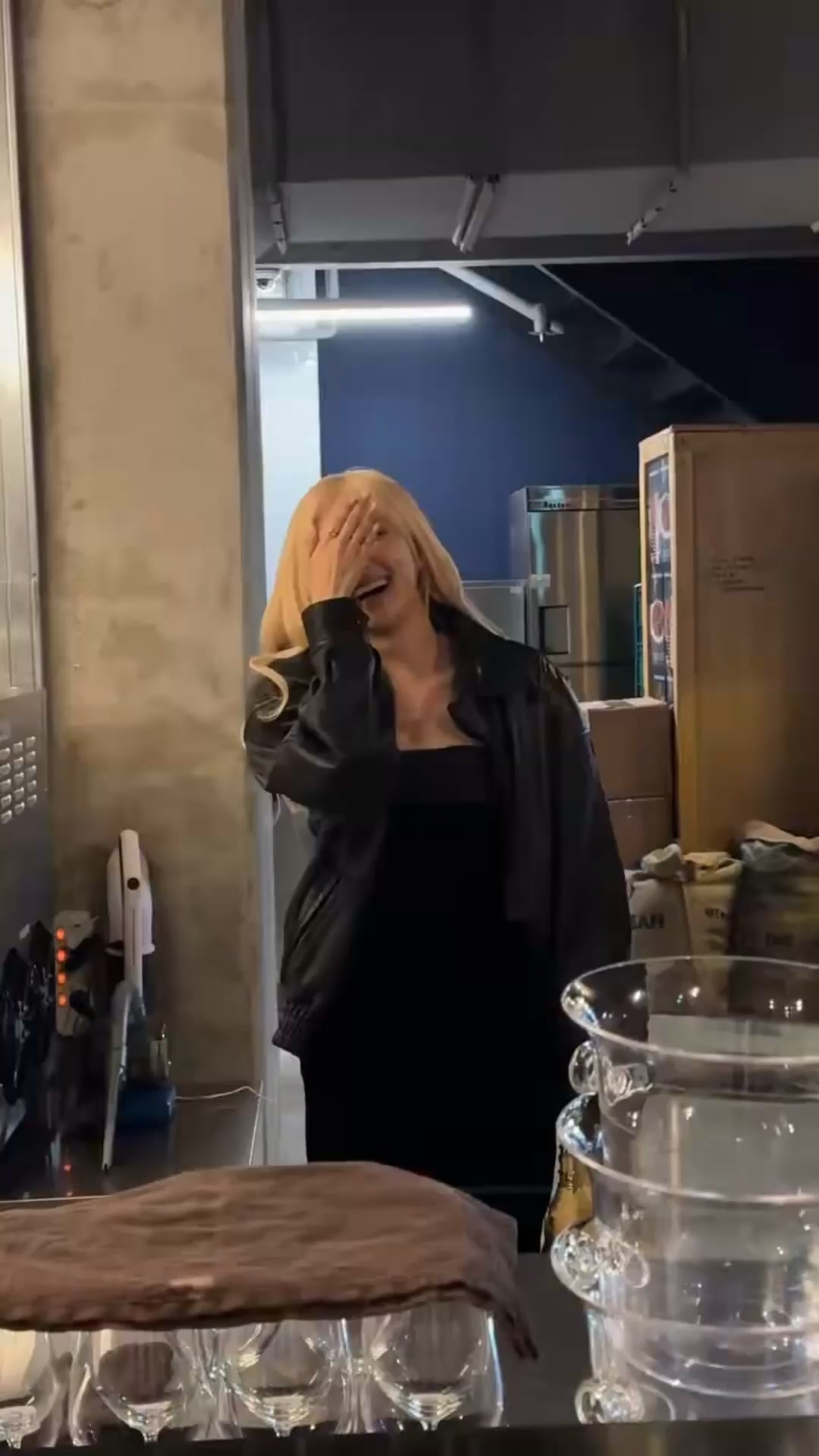 260211 ROSÉ made a surprise appearance at the final stop of her birthday scavenger hunt — a birthday celebration organized by Number Ones at a café in Seoul!