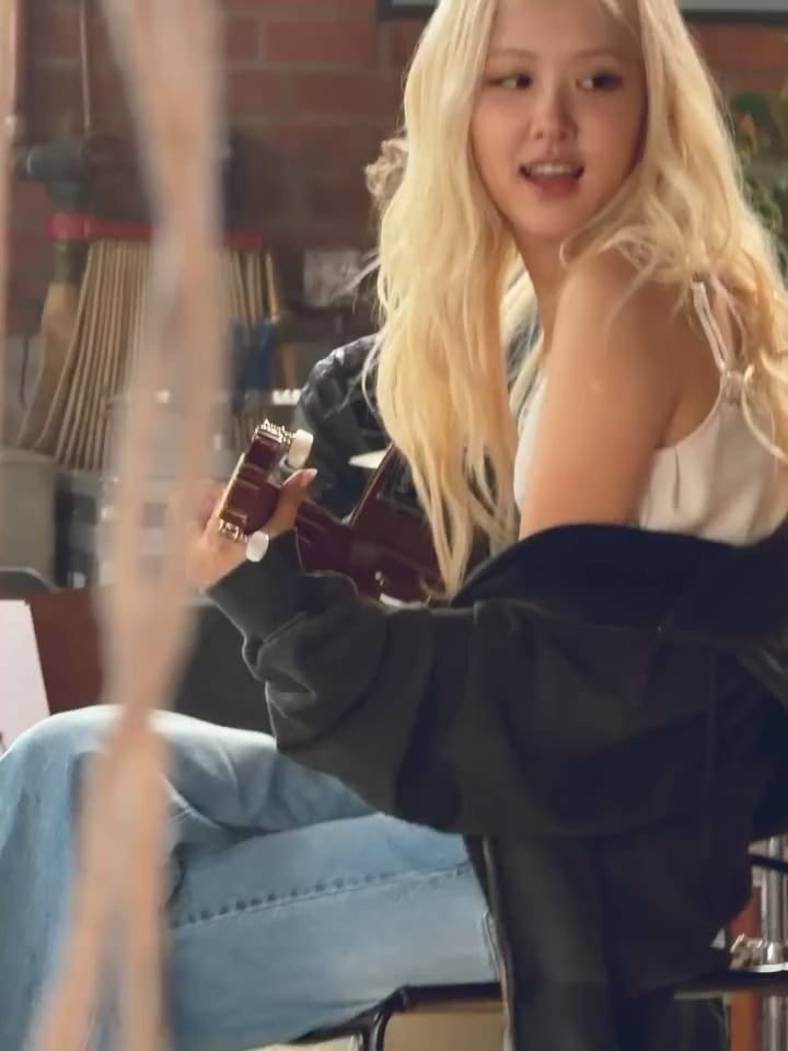 ROSÉ x LEVI’S