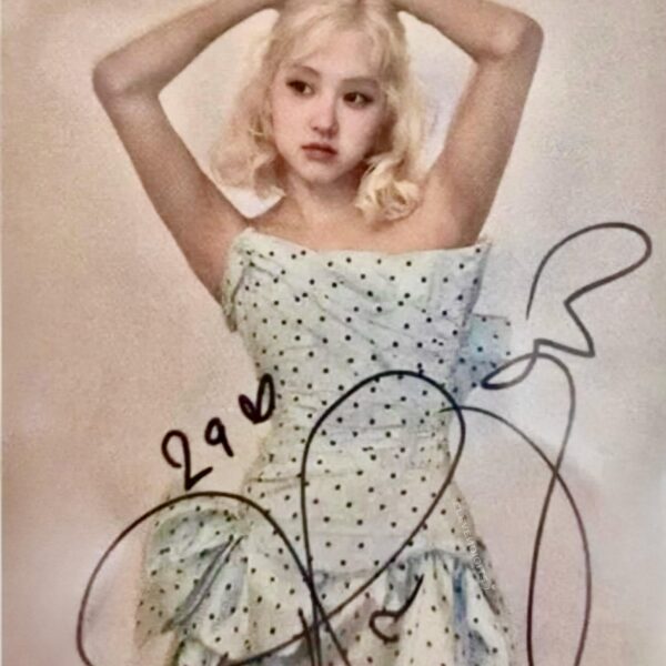 ROSÉ’s 29th Birthday Scavenger Hunt Signed Photocard