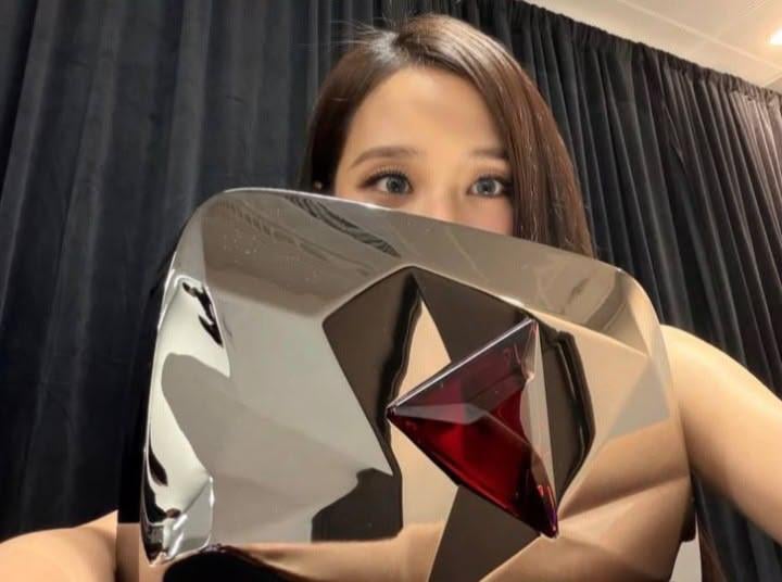 250221 Jisoo's update after hitting 100m on yt!