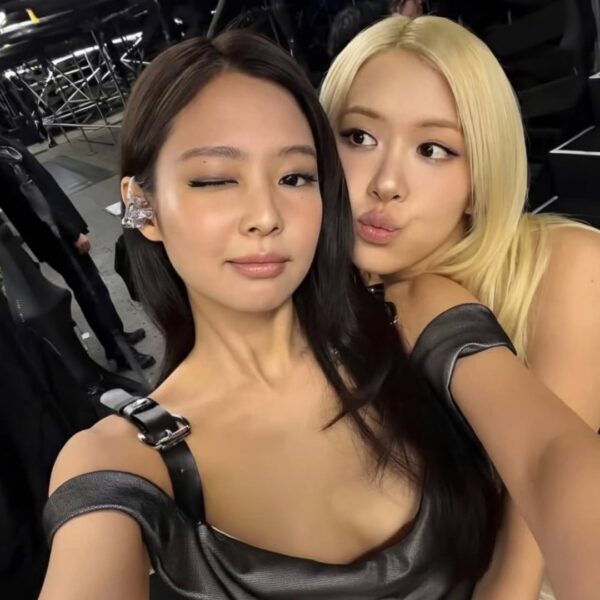 Jennie Instagram Story Update with Rose - 260211