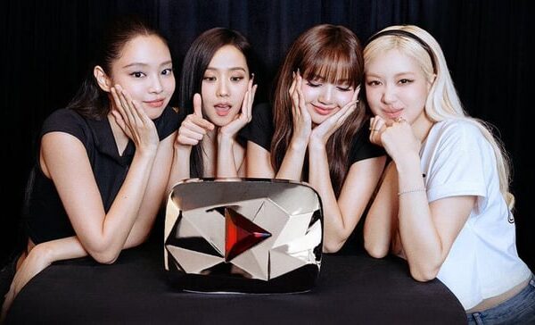 200226 BLACKPINK com a sua placa de 100 Milhões de inscritos via IG.