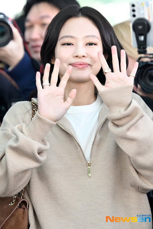 260307 Jennie @ Incheon International Airport (Departure to Paris) [newsen]