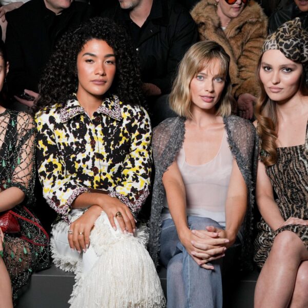 260309 Jennie w/ Olivia Dean, Margot Robbie & Lily-Rose Depp @ CHANEL Paris Fashion Week