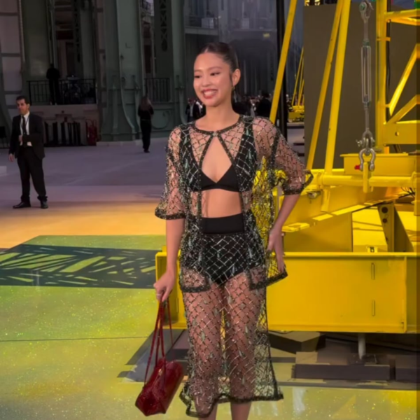 260309 Jennie arrives @ CHANEL Paris Fashion Week