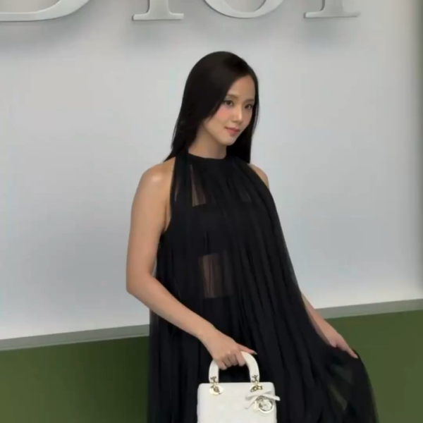 260303 Jisoo arrives @ DIOR Paris Fashion Week