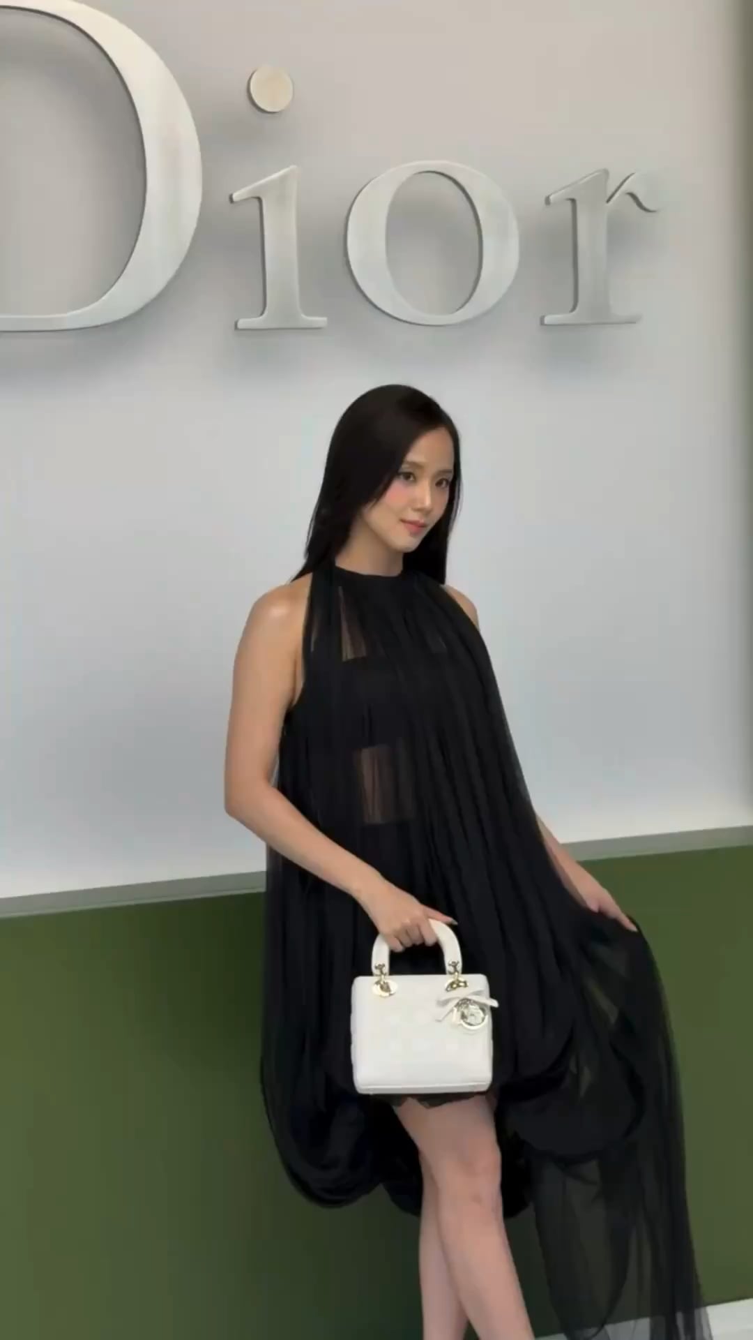 260303 Jisoo arrives @ DIOR Paris Fashion Week