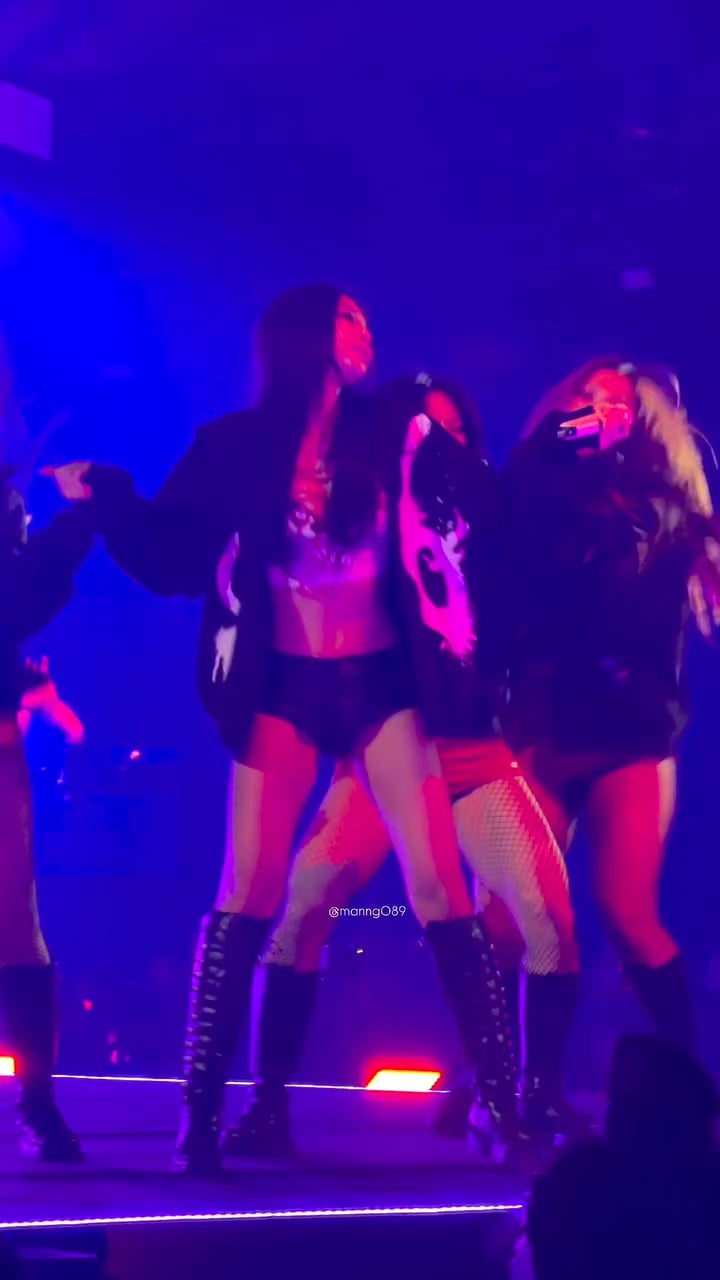 Jennie performing 'with the IE (way up)' at Complexcon in Hong Kong - 260322