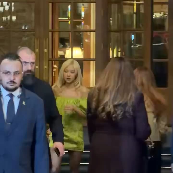 260303 Rosé on her way to SAINT LAURENT Paris Fashion Week