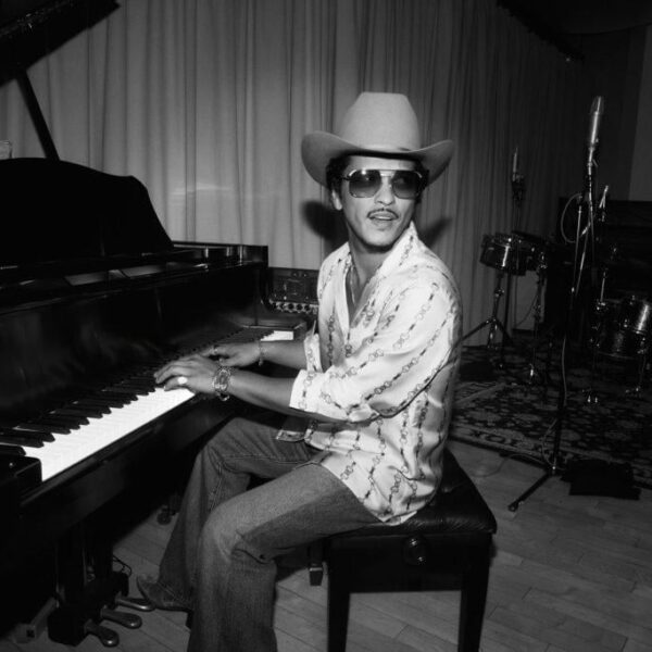 260309 BLACKPINK’s “Deadline” debuts at No. 8 on the Billboard 200 chart with 52k units.