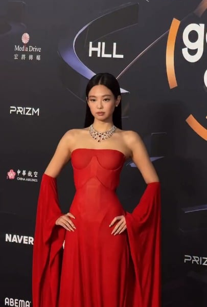 260110 Jennie GoldendiscAward