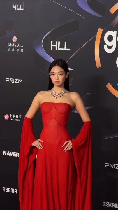 260110 Jennie GoldendiscAward