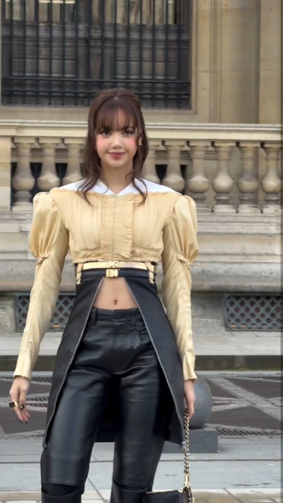 260310 Lisa arrives @ LOUIS VUITTON Paris Fashion Week