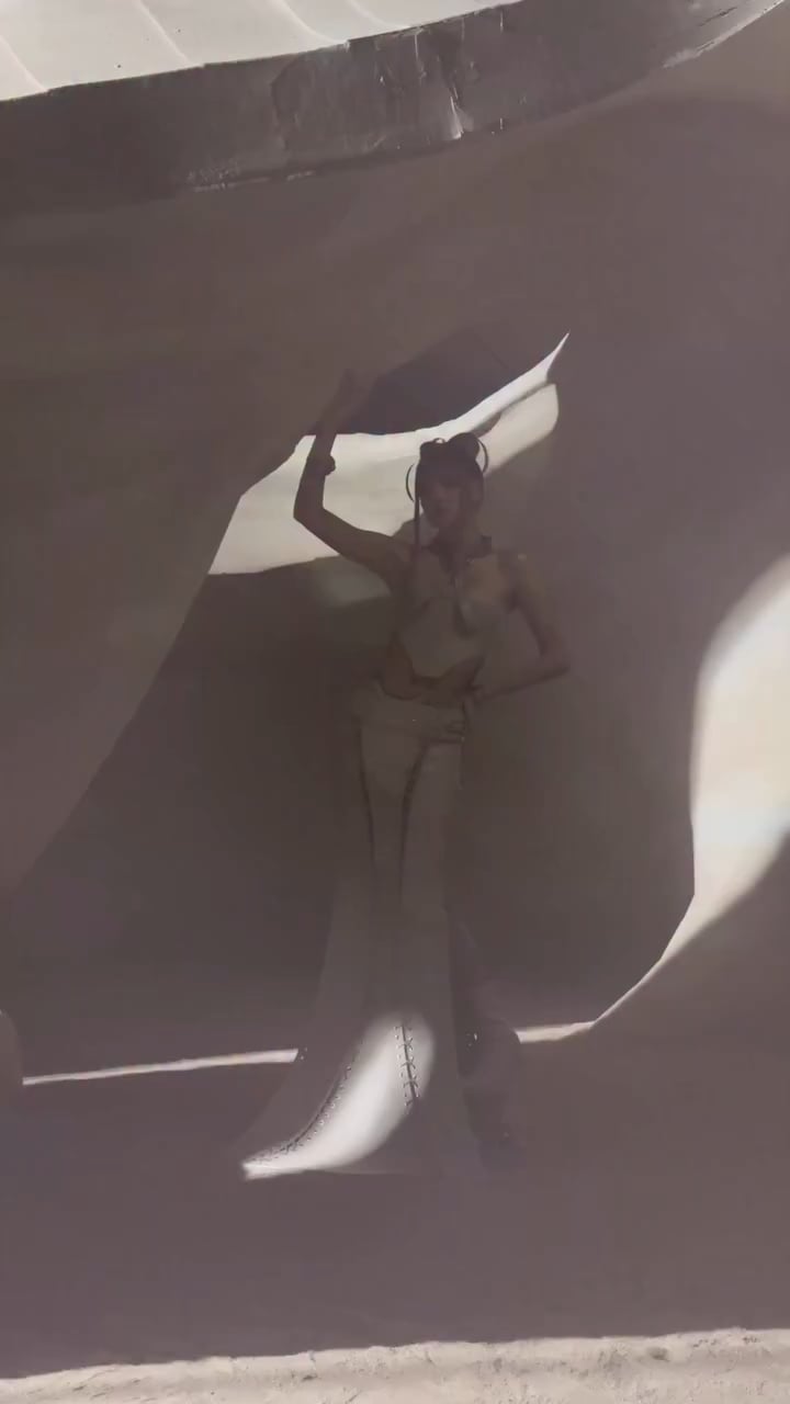 260309 BLACKPINK - 'GO' M/V BEHIND THE SCENES CLIP (LISA)