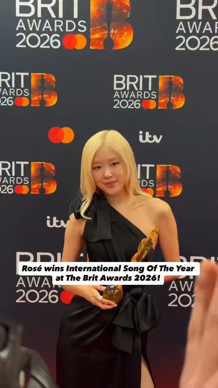 260228 ROSÉ wins ‘International Song Of The Year’ for ‘APT.’ at the 2026 BRIT Awards!