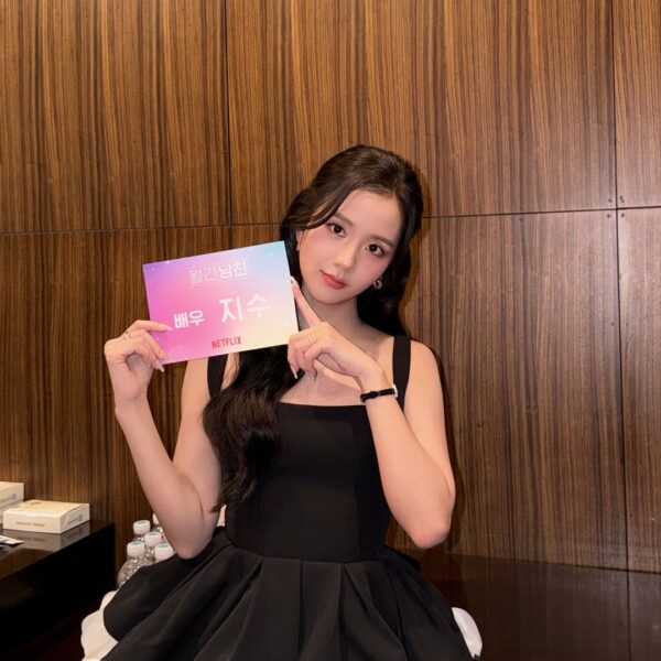 260306 JISOO APP Update | [📸] 'Boyfriend on Demand' Unpack Press Conference