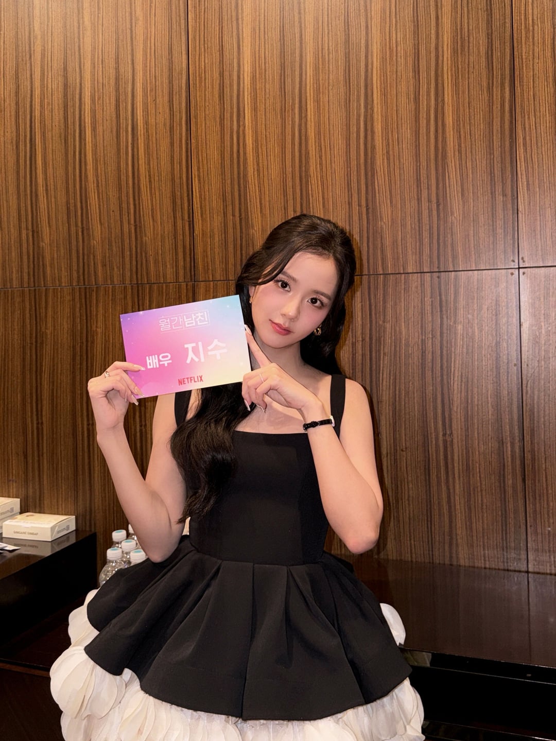 260306 JISOO APP Update | [📸] 'Boyfriend on Demand' Unpack Press Conference