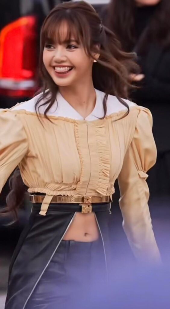 How? HOW can Lisa be so stunning!? 😍