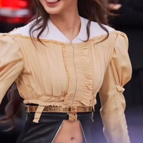 How? HOW can Lisa be so stunning!? 😍