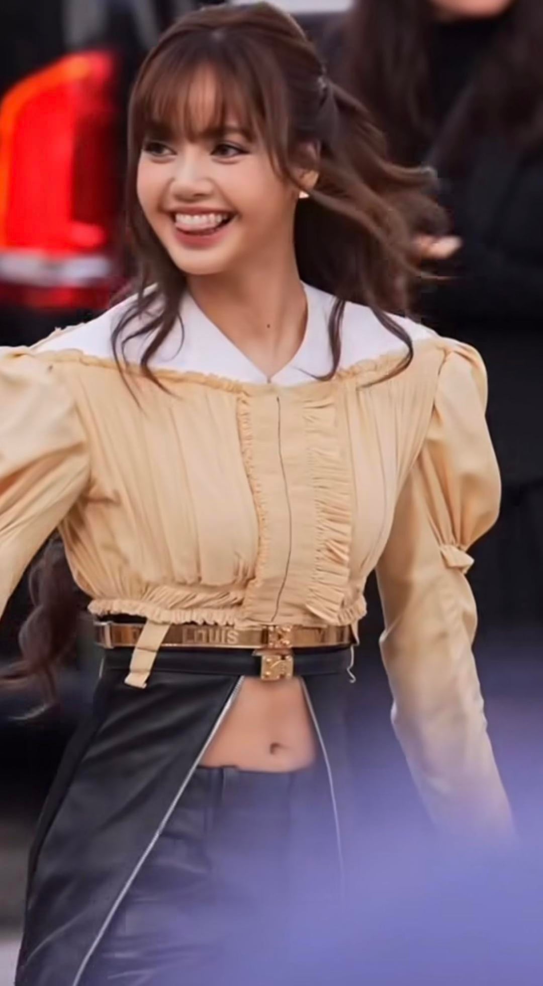 How? HOW can Lisa be so stunning!? 😍