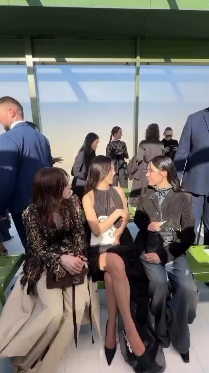 260303 Jisoo w/ LingOrm @ DIOR Paris Fashion Week