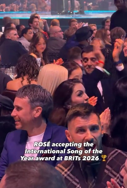 260304 brits IG Update w/ Rosé