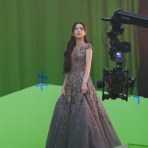 260324 JISOO APP Update | [📸] ‘Boy On Demand’ SHOOT BEHIND