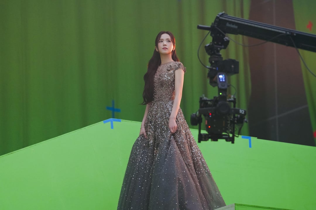 260324 JISOO APP Update | [📸] ‘Boy On Demand’ SHOOT BEHIND