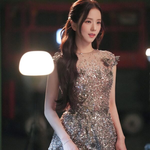 260324 JISOO APP Update | [📸] ‘Boy On Demand’ Behind