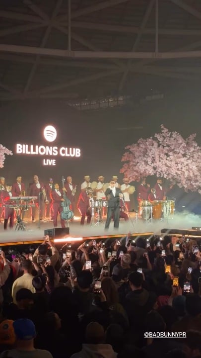 260308 Lisa IG Story Update w/ Bad Bunny