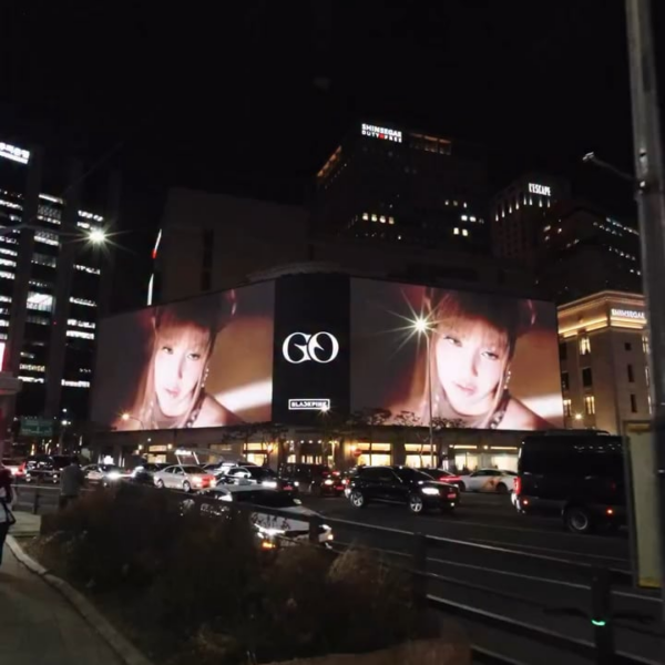 260304 BLACKPINK - ‘GO’ M/V @ Shinsegae Square