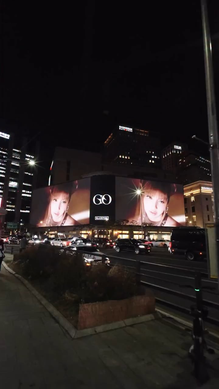 260304 BLACKPINK - ‘GO’ M/V @ Shinsegae Square