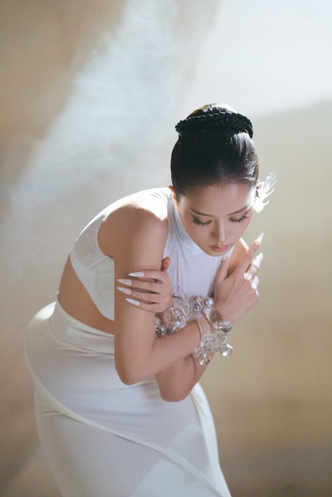 260312 JISOO APP Update | [📸] 'GO' MV SHOOT BEHIND