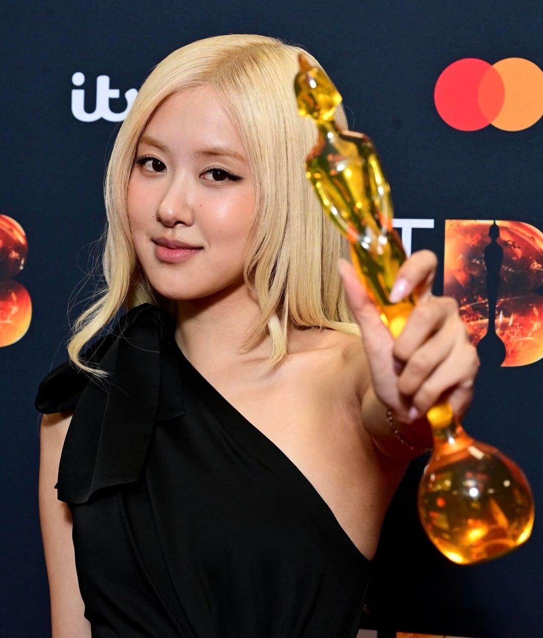 260228 ROSÉ with her ISOTY award at the 2026 Brit Awards