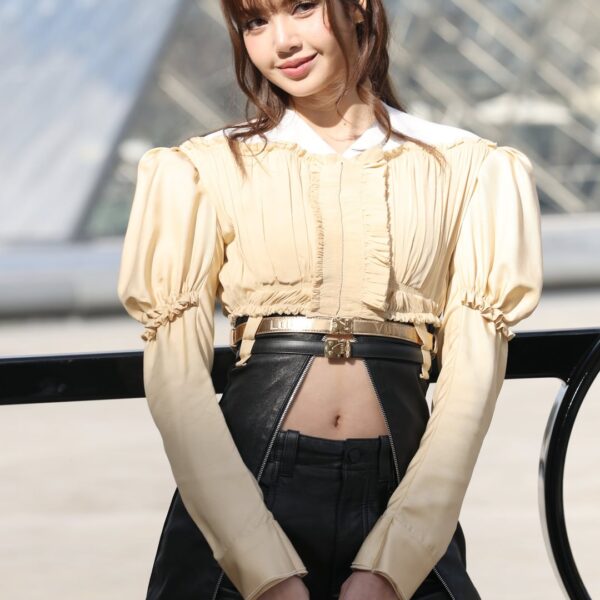 260310 Lisa @ LOUIS VUITTON Paris Fashion Week