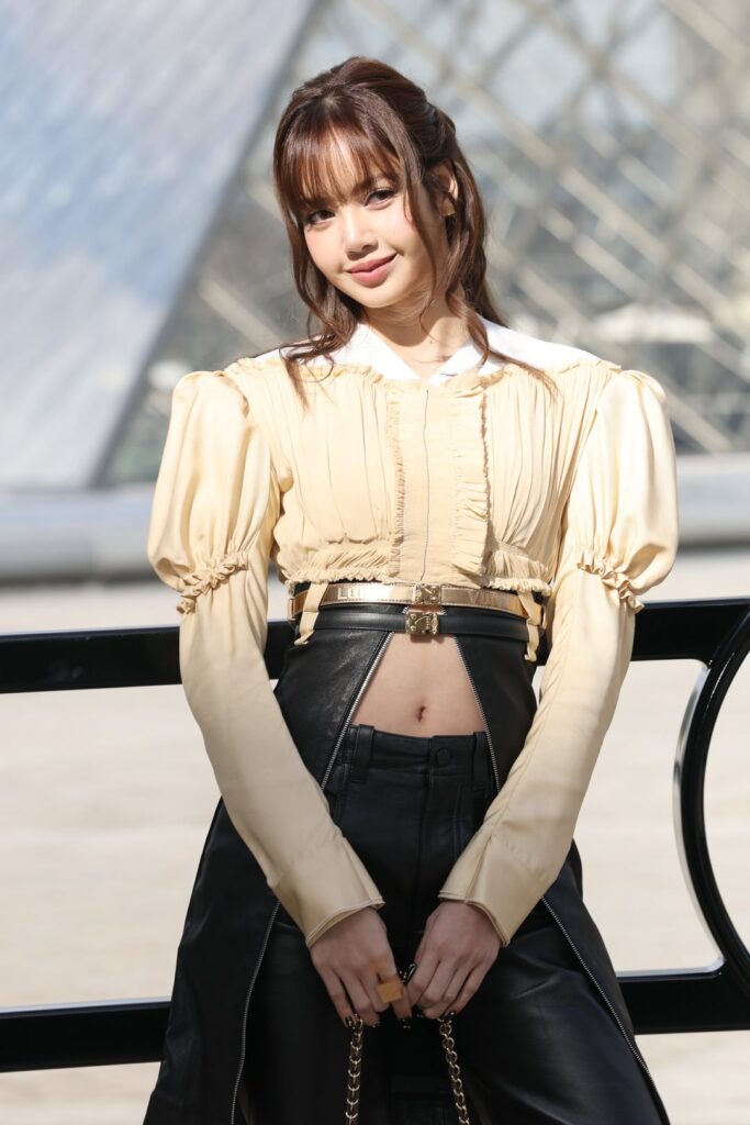 260310 Lisa @ LOUIS VUITTON Paris Fashion Week