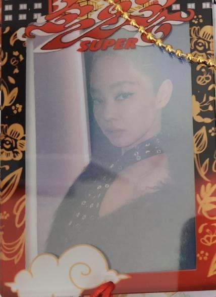 Could someone help me ID this photocard?