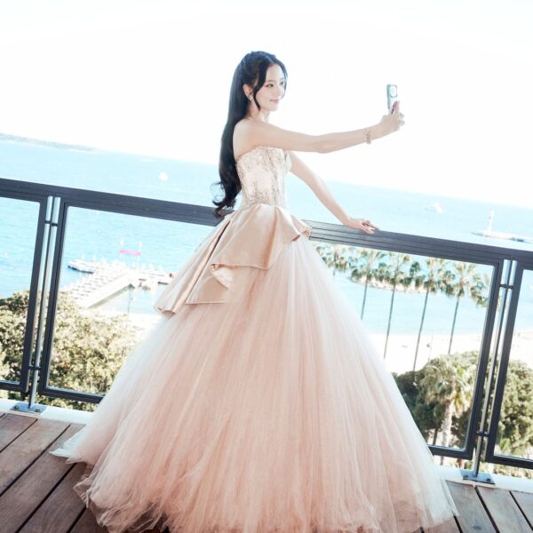 260430 JISOO APP Update | [📸] Canneseries 2026