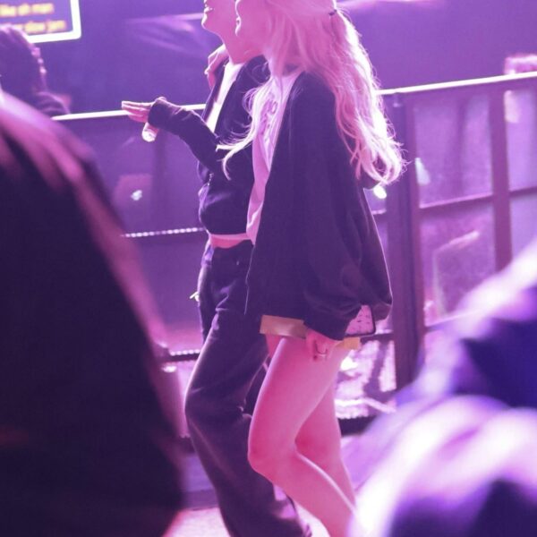 260411 ROSÉ spotted at Justin Bieber’s set at Coachella