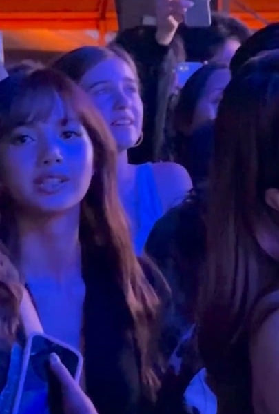 260413 Lisa at Laufey's Set @ Coachella 2026