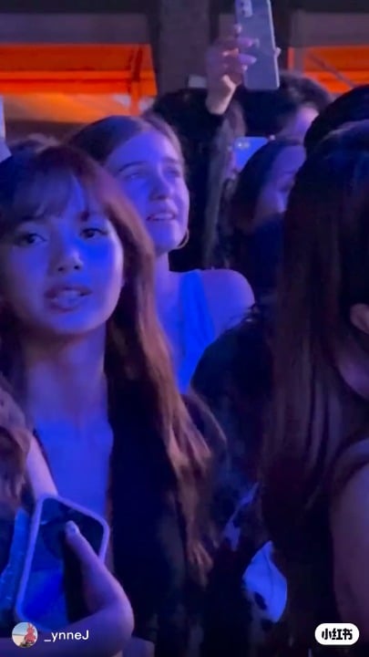 260413 Lisa at Laufey's Set @ Coachella 2026
