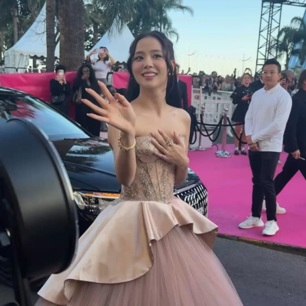 260423 Jisoo signing autographs for BLINKS @ CANNESERIES Season 9