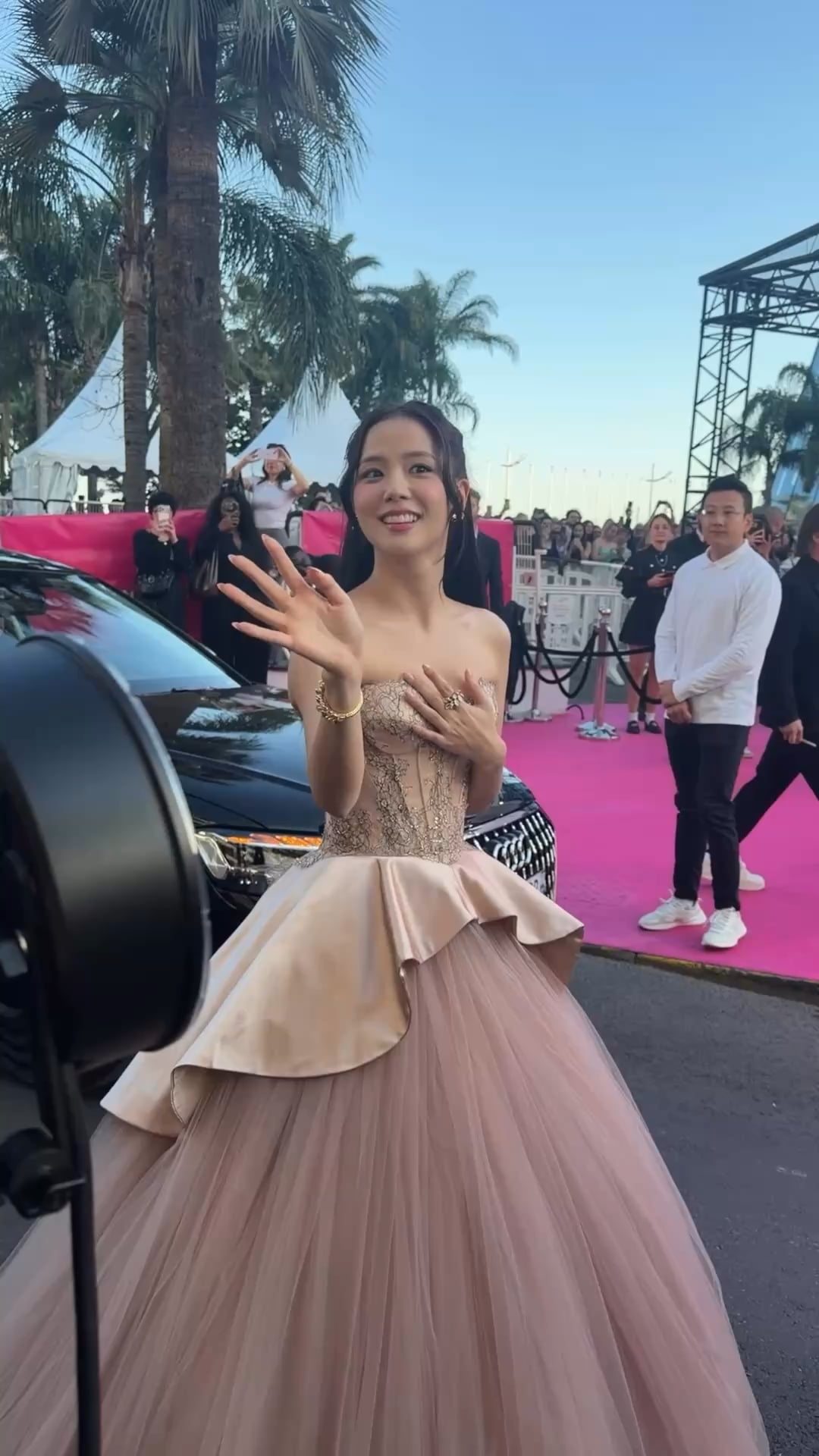 260423 Jisoo signing autographs for BLINKS @ CANNESERIES Season 9