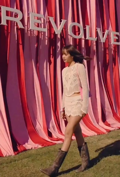 260414 revolve IG Update w/ Lisa