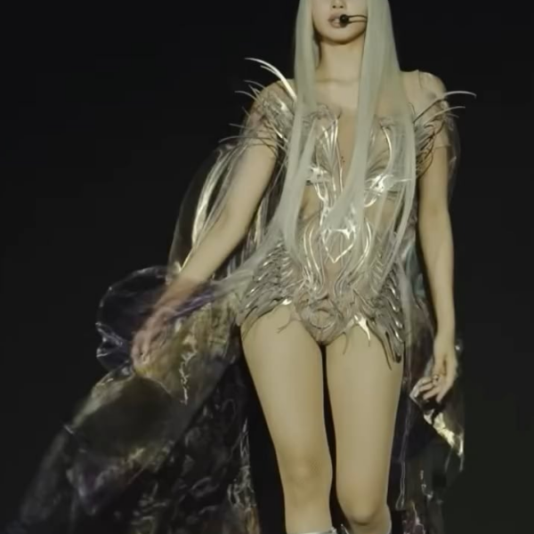 260418 Lisa stepped out on Coachella’s Main Stage